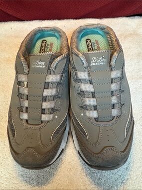 Ladies Skechers D’Lites Gray and White Slip-On Memory Foam Size 7 1/2